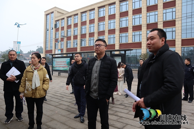 章磊到泸县云龙镇督导大水河村村务公开升级改造工作(图1)