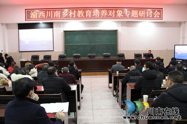 渝西川南乡村教育专家培养对象一行考察泸县云龙镇学校(图3)