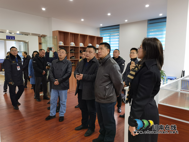 广安市城市管理局到龙马潭区莲花池考察综合行政执法体制改革工作(图2) 广安市城市管理局到龙马潭区莲花池考察综合行政执法体制改革工作(图2)