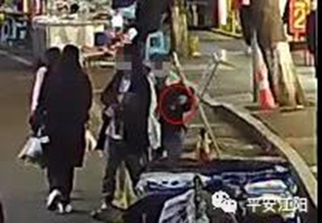 广西男子跨越千里到泸州,蹲守闹市区专盯着这类人……(图3) 广西男子跨越千里到泸州,蹲守闹市区专盯着这类人……(图3)