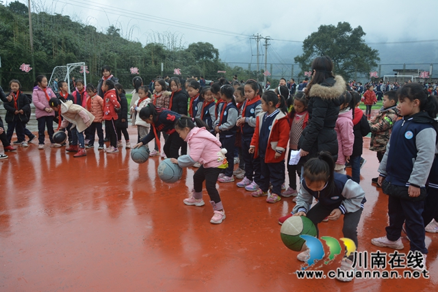 叙永县大石镇中心小学校举行2020年秋期冬季运动会(图3)