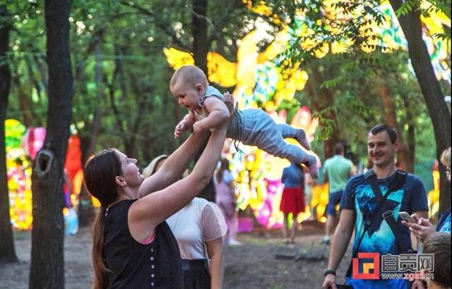 自贡彩灯又走出国门！猜猜这次点亮了哪里？(图11)