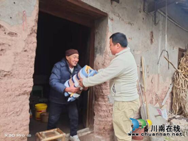泸县百和镇：秋冬时节雨纷飞 御寒物资暖人心
