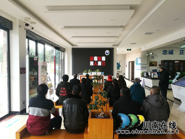 泸县玉蟾街道组织辖区居民观看禁毒宣传视频