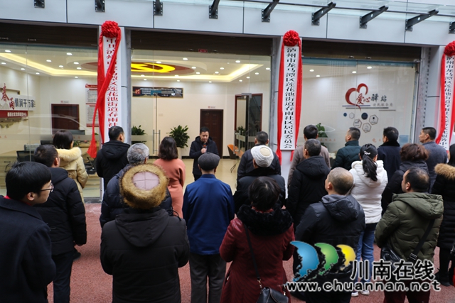 龙马潭区莲花池街道为新成立的春雨社区揭牌(图2)