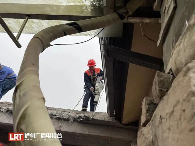 零容忍，泸州沱三桥西班牙郡小区"楼上楼"被拆(图5)