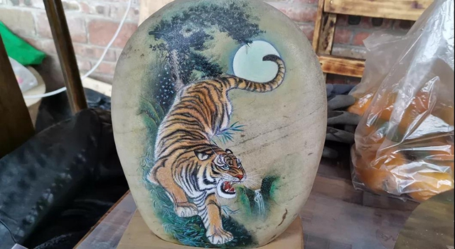 奇了！合江这女子在石头上作画，美得很！(图1)