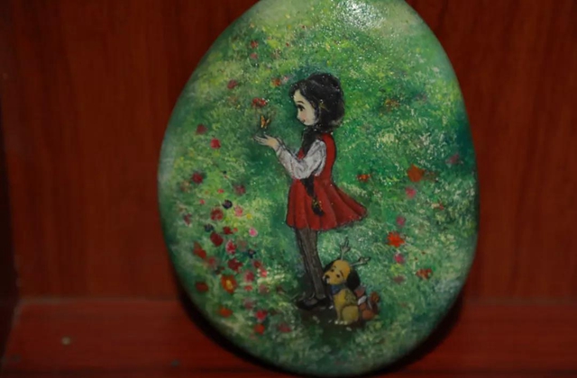 奇了！合江这女子在石头上作画，美得很！(图18)