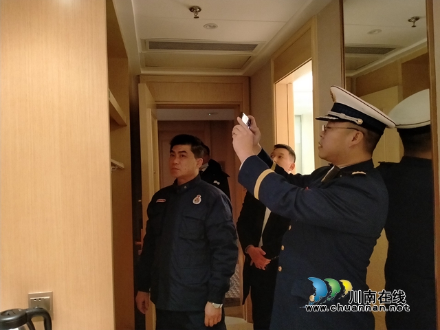 泸州市消防救援支队开展平安夜消防夜查行动