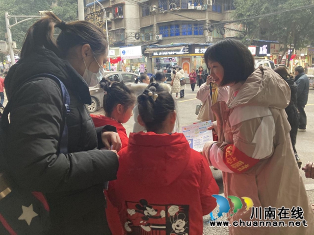 江阳区北城街道报恩塔社区开展垃圾分类宣传活动