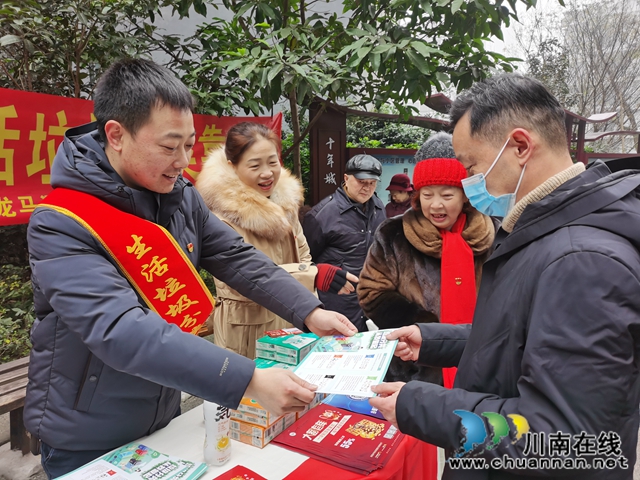龙马潭区红星街道春晖社区在锦华十年城小区开展生活垃圾分类宣传活动(图2)