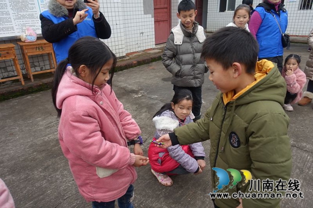 用我零花钱，给你送温暖！泸州市少年警校开展暖冬行(图6)