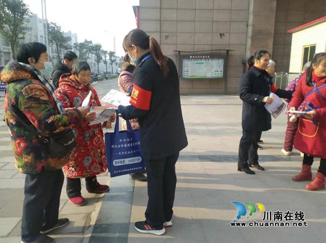 内江经开区交通镇走街串巷广泛开展扫黑除恶宣传