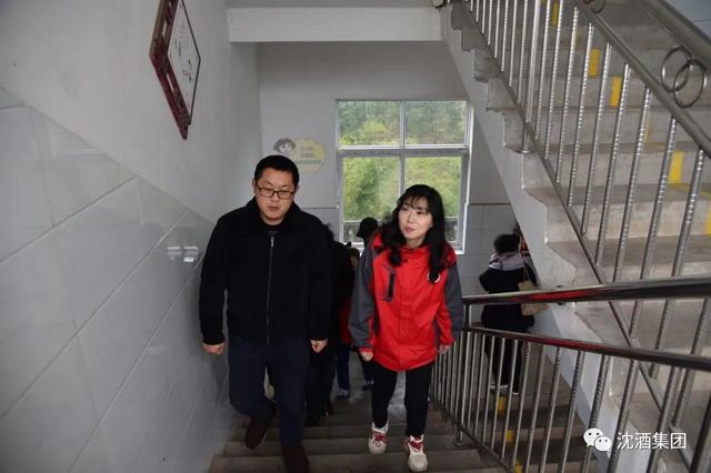 冬雨飘飞，这群人为何行走在大山深处？(图1)