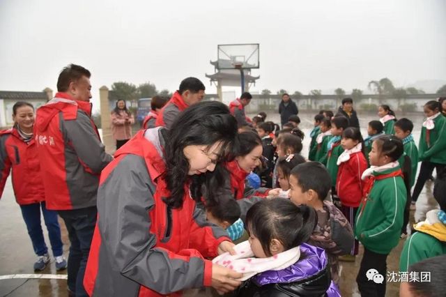 冬雨飘飞，这群人为何行走在大山深处？(图2)
