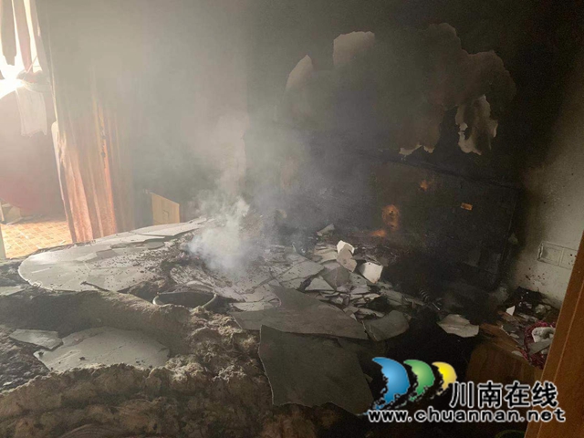 泸州蓝滨城一住房起火，泸州消防到场灭火救人