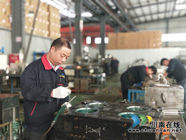 泸州3人获全国优秀农民工称号(图2) 泸州3人获全国优秀农民工称号(图2)