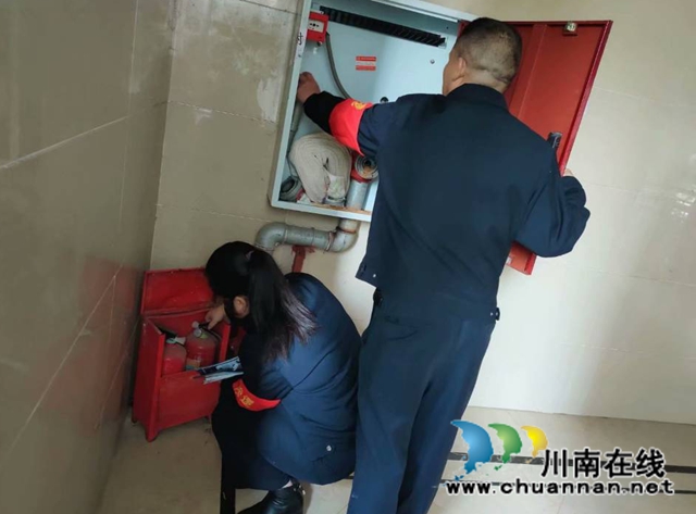 内江经开区交通镇：杜绝高层小区消防隐患点，网格员一一排查(图1)