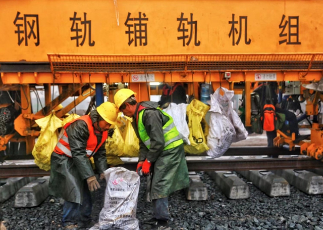 鏖战8个月 川南城际铁路泸州段铺轨入站(图5)