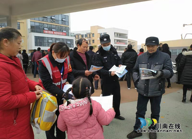 内江经开区交通镇开展扫黑除恶、反诈骗宣传活动(图1)