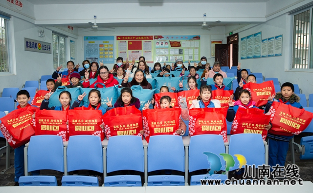 泸州市总工会到龙马潭区齐家学校开展“温暖冬日，亲情相聚”关爱留守儿童活动(图1)