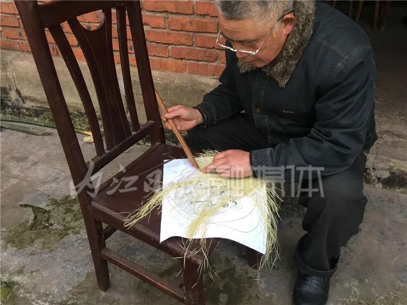 内江这位老人，编！编！编！(图4)