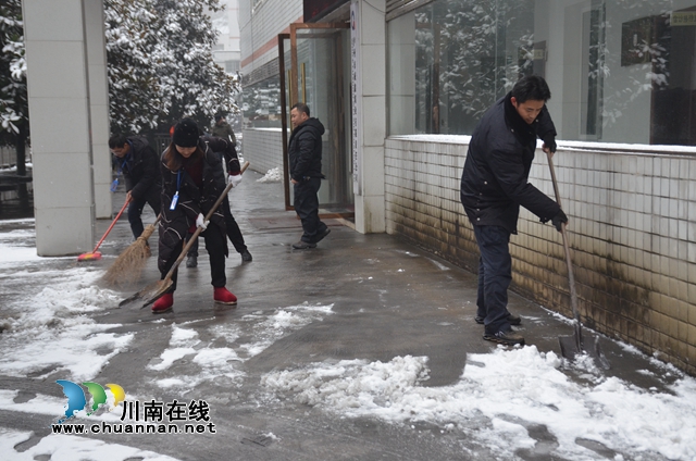 华荣能源威鑫煤业：党员干部齐上阵，扫雪清道保安全(图1)