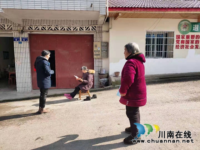 助力出行，温暖老人！内江经开区青冈社区开展老年公交卡办理宣传(图1)