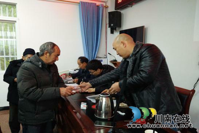 合江先滩镇:宣传“一肩挑”政策,乡贤人士黄思碧在行动(图1) 合江先滩镇:宣传“一肩挑”政策,乡贤人士黄思碧在行动(图1)