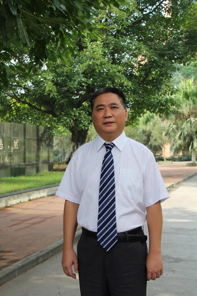 泸县二中校长张连奇:一个“不成熟”的校长(图1) 泸县二中校长张连奇:一个“不成熟”的校长(图1)