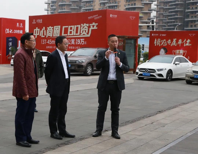 四川银行党委副书记、董事、行长郑晔一行考察泸州金融商业中心(图1)