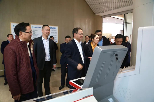 四川银行党委副书记、董事、行长郑晔一行考察泸州金融商业中心(图3)