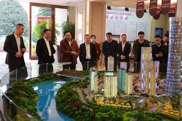 四川银行党委副书记、董事、行长郑晔一行考察泸州金融商业中心(图2)