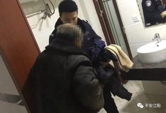 泸州七旬老人菜地躺一夜吓坏路人 竟是下雪惹的祸(图3)