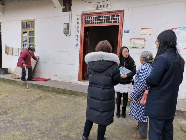 内江靖民镇石坝村：入户走访困难户，健康扶贫暖人心(图1)