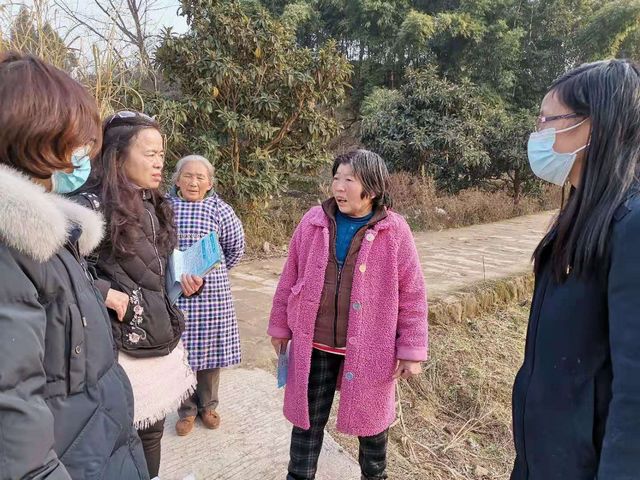 内江靖民镇石坝村：入户走访困难户，健康扶贫暖人心(图3)