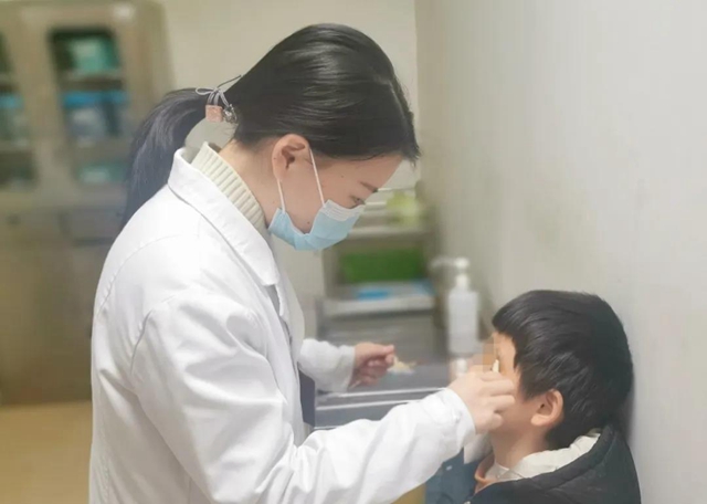 【关注】8岁男童被木棍戳到眼睛？险些……(图2)