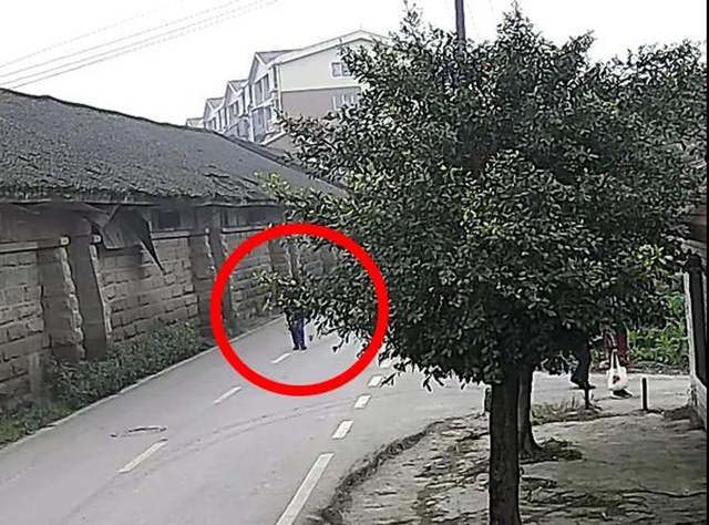 “妻管严”没钱花，泸州男子抢夺黄金耳环，怀疑是假货转手扔掉……(图4)