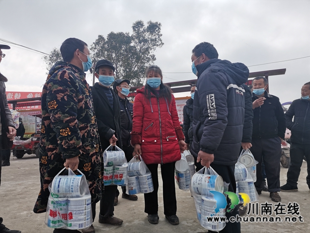 企业送奶粉 温暖泸县农村孩子