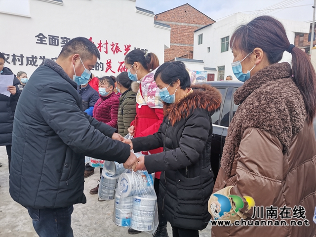 企业送奶粉 温暖泸县农村孩子(图2)