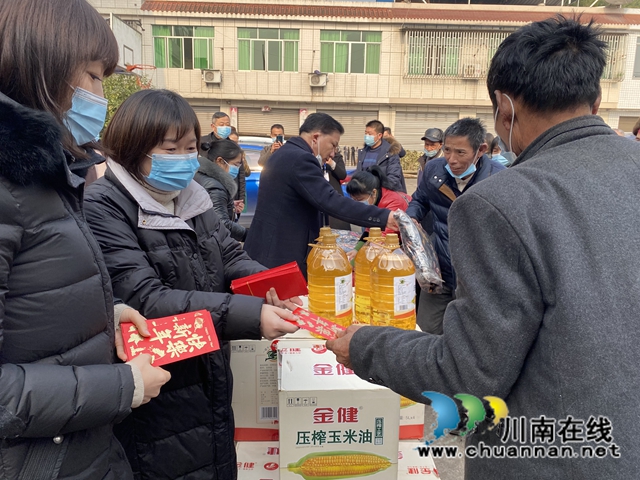 龙马潭区安宁街道组织爱心企业慰问困难群众(图1)