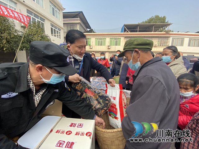 龙马潭区安宁街道组织爱心企业慰问困难群众(图3)