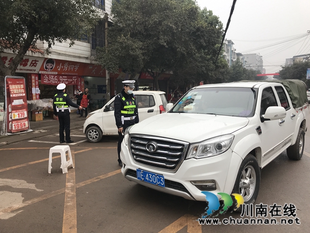 泸县立石镇开展场镇车辆违停专项整治行动(图1) 泸县立石镇开展场镇车辆违停专项整治行动(图1)