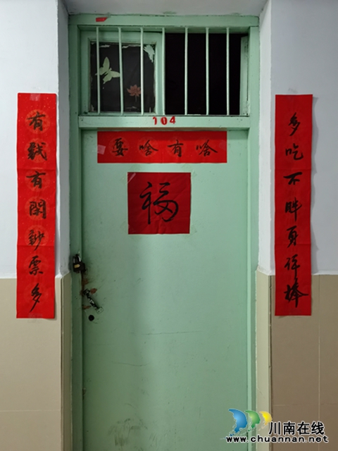 笔墨飘香迎新春！河南信阳师范学院辅导员手写百副春联为学生送祝福(图3)