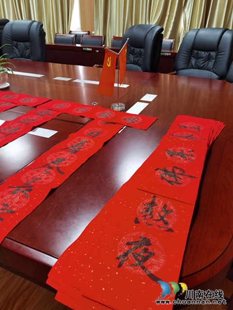 笔墨飘香迎新春！河南信阳师范学院辅导员手写百副春联为学生送祝福(图2)