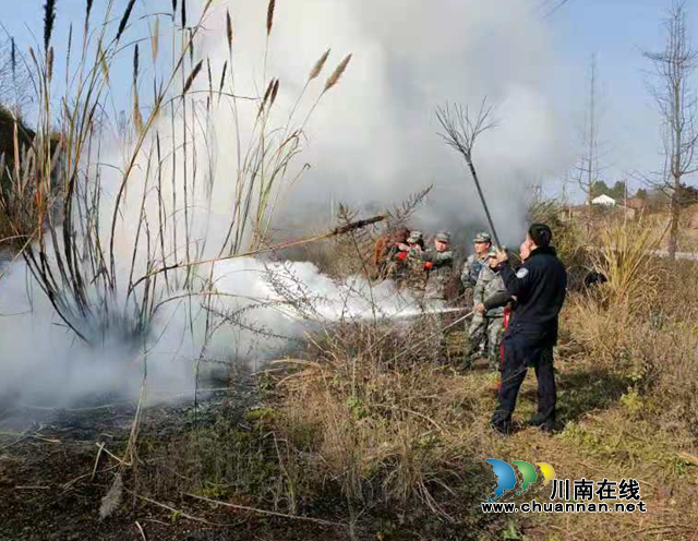 内江经开区交通镇:开展应急防火演练,强化意识筑牢安全防线(图1) 内江经开区交通镇:开展应急防火演练,强化意识筑牢安全防线(图1)