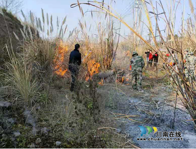 内江经开区交通镇:开展应急防火演练,强化意识筑牢安全防线(图2) 内江经开区交通镇:开展应急防火演练,强化意识筑牢安全防线(图2)