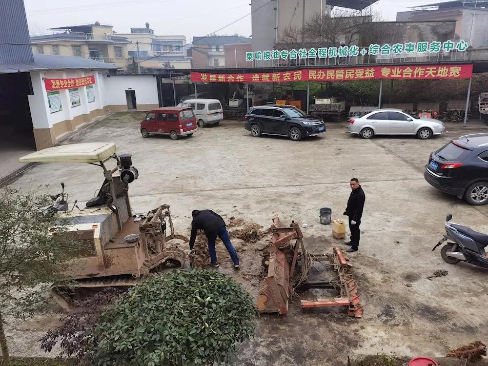 泸州:保养维修农机 备耕春耕生产(图1) 泸州:保养维修农机 备耕春耕生产(图1)