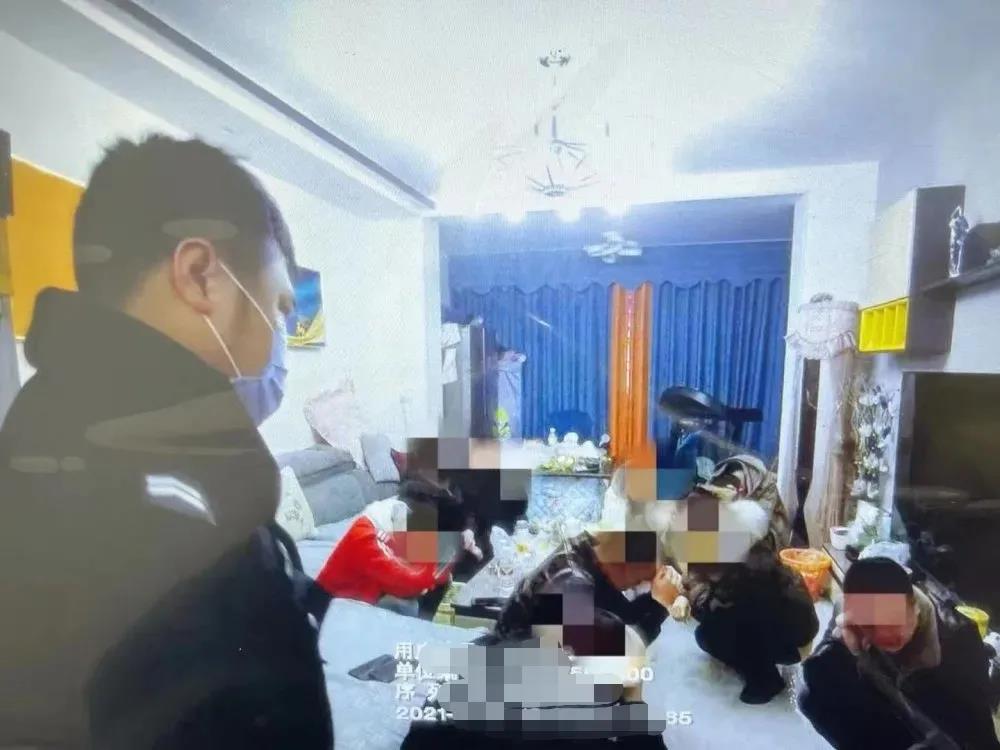 当场缴获20多万，抓了27人！宜宾警方捣毁一赌博窝点(图1)