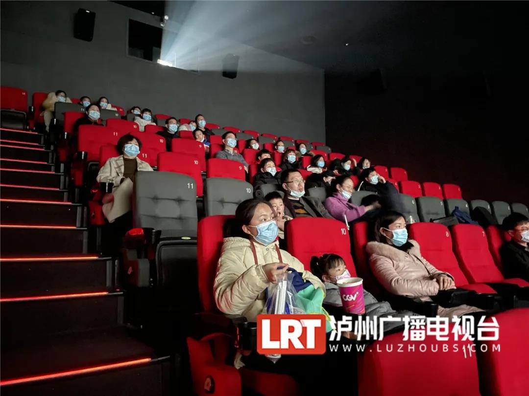 周星驰包场！泸州英雄在影院回忆“武汉日夜”(图2)